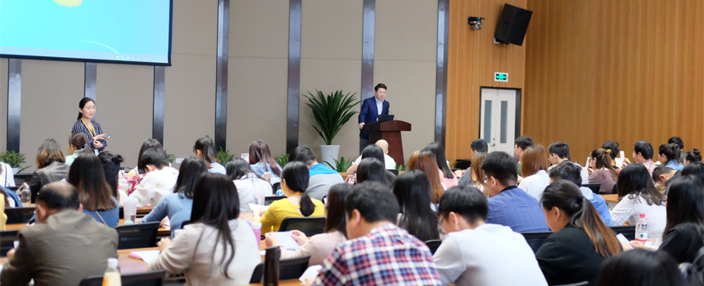 葛益钦副总裁在培训前和大家做了两个有趣的互动小游戏
